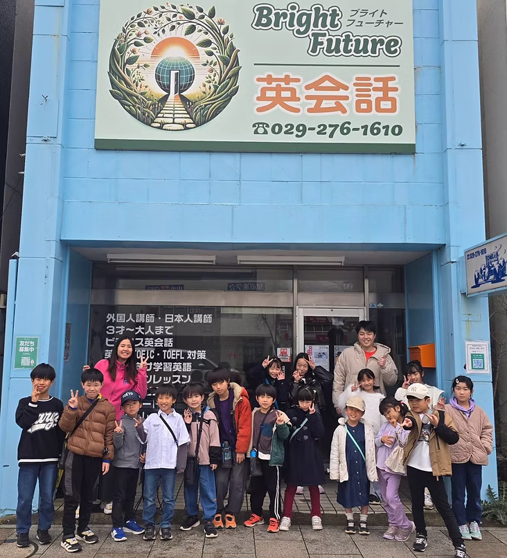 Bright Futureの校舎前に集まる生徒と先生たち